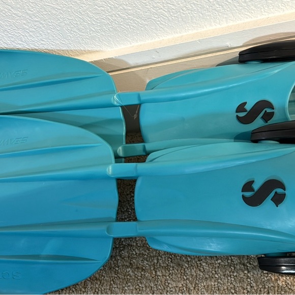 Scuba Pro open heel fins. Extra small. Turquoise. NEW - Picture 3 of 3